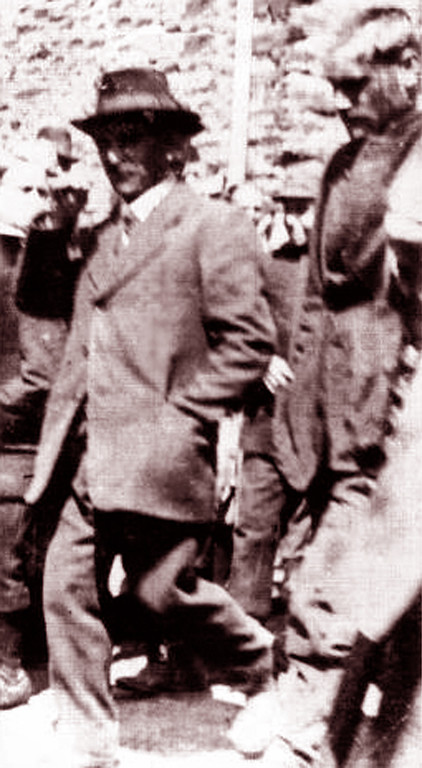 Der in der Eifel als "Stumpfarm" bekannte fünffache Mörder Johann Mayer (1886-1923), rechts im Bild nach seiner Festnahme 1922.