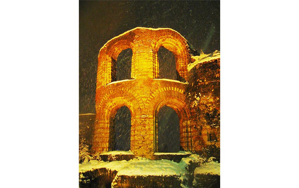 Die mächtigen Fensterbögen in der Ostapsis der Trierer Kaiserthermen im abendlichen Schneetreiben (2004)