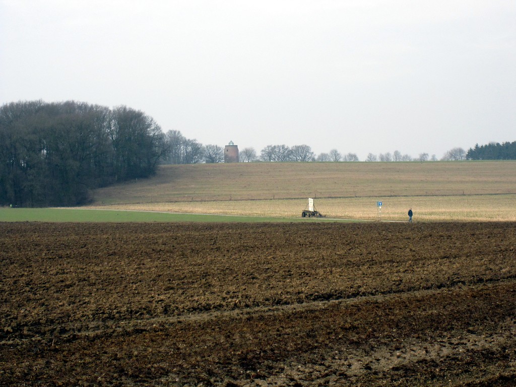Eine Ackerfläche im Uedemerbruch (2011). Im Hintergrund ist die Hohe Mühle in Uedemerfeld zu erkennen.