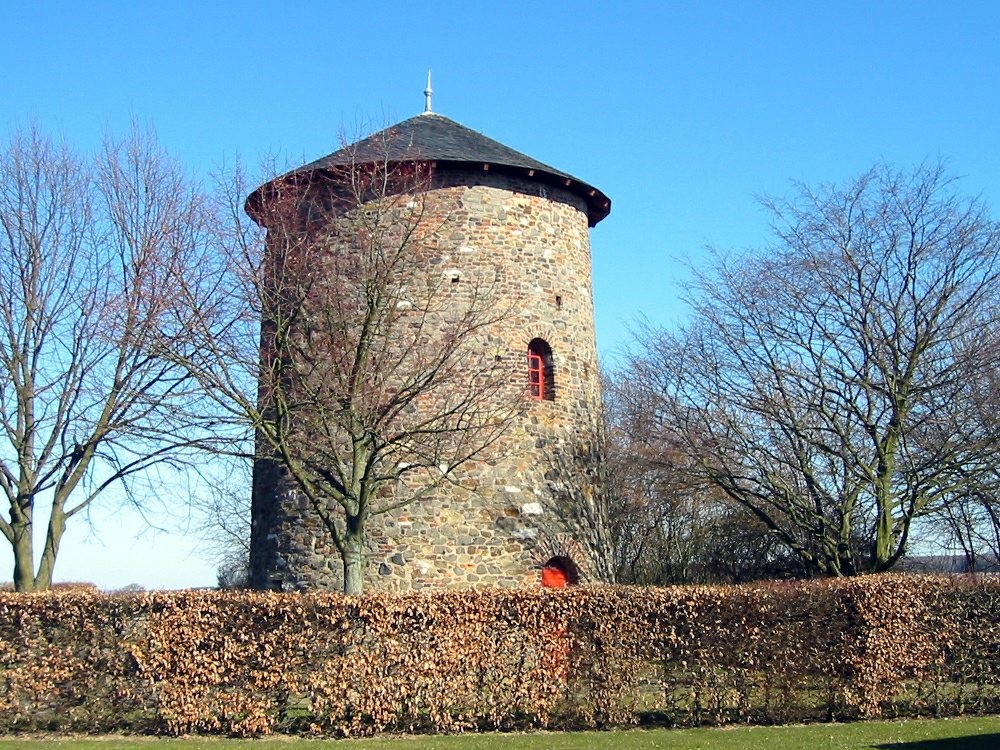 Gesamtansicht der Fritzdorfer Windmühle (Windmühlenturm Fritzdorf, 2011).