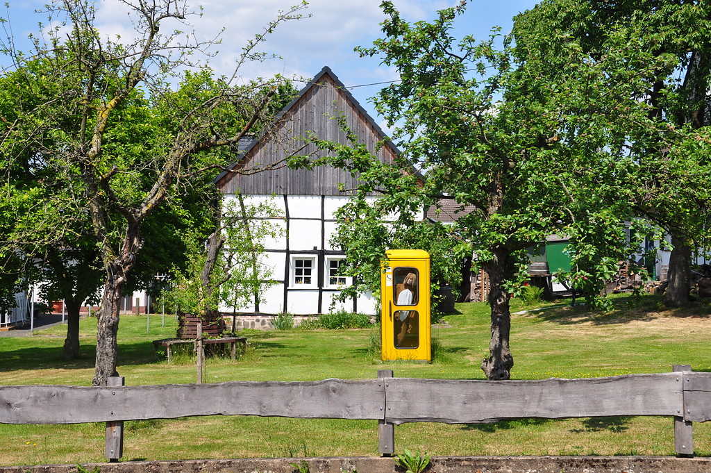 Fachwerkhaus in Imbach mit Telefonzelle (2015)