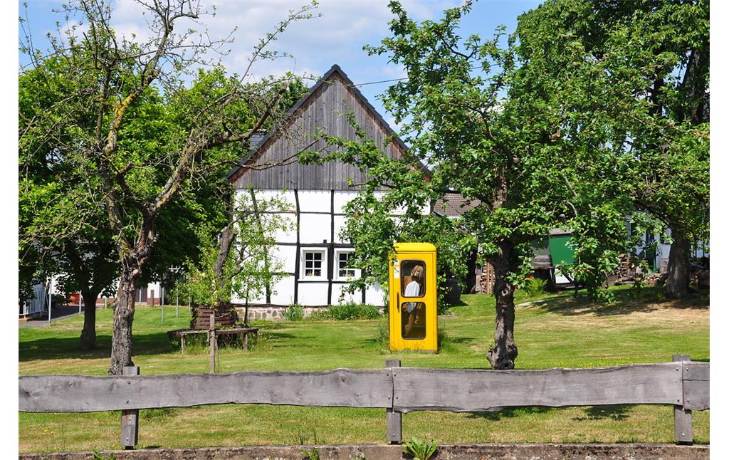 Fachwerkhaus in Imbach mit Telefonzelle (2015)