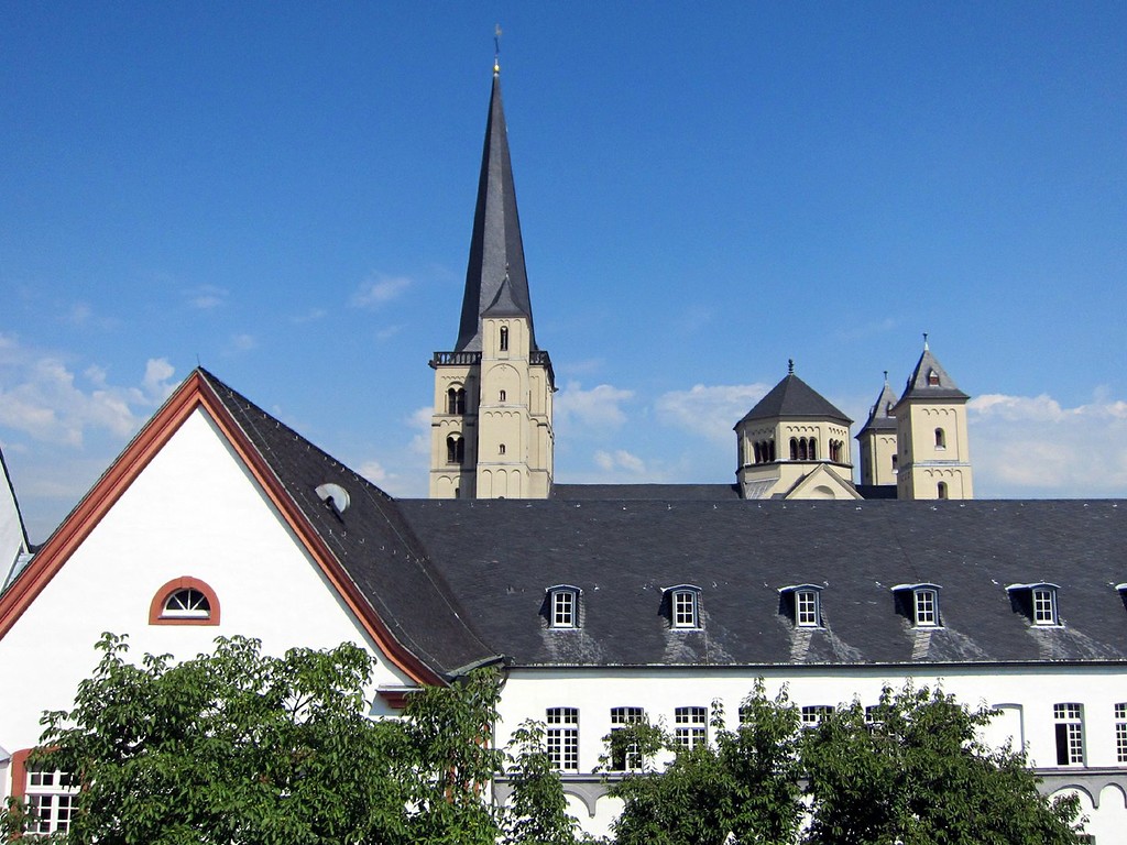 Ehemalige Benediktinerabtei Brauweiler (2011), Blick vom südlichen Innenhof auf die Abteikirche und Klostergebäude.
