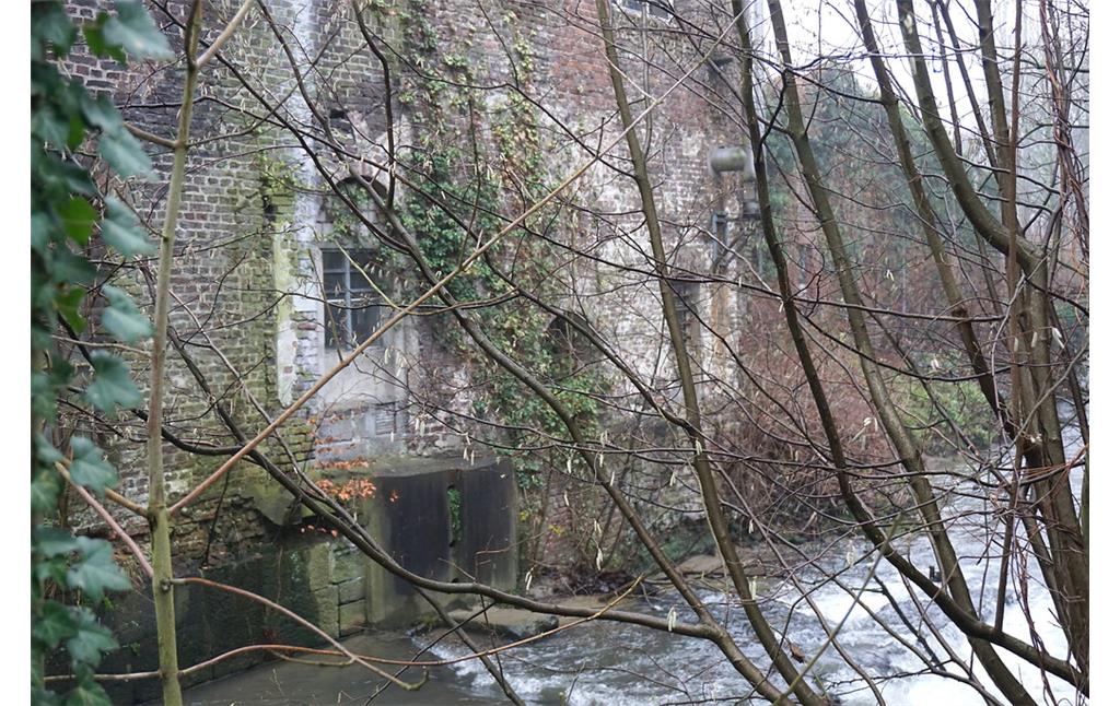 Ratingen, Hauser Mühle. Ansicht der Bachseite mit Durchbruch des ehemaligen Mühlrades (2017)