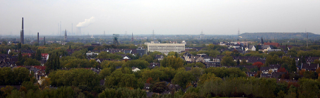Duisburg-Hamborn, Panoramablick von einem stillgelegten Hochofen im Landschaftspark Duisburg-Nord (2004).