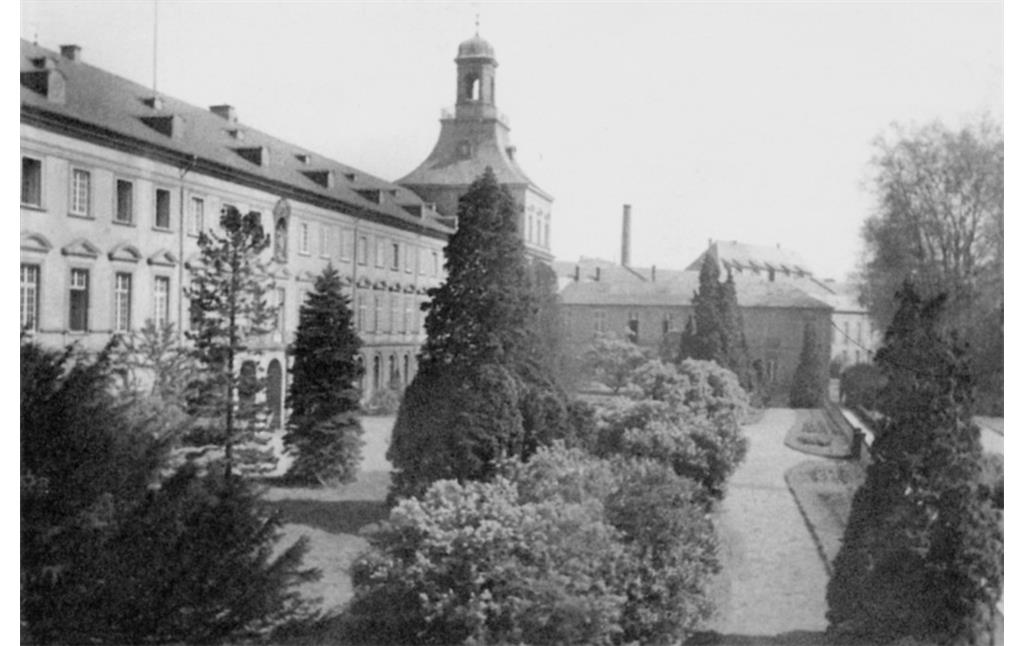 Hofgartenflügel des kurfürstlichen Schlosses Bonn vor der Zerstörung im Zweiten Weltkrieg (ohne Jahr)