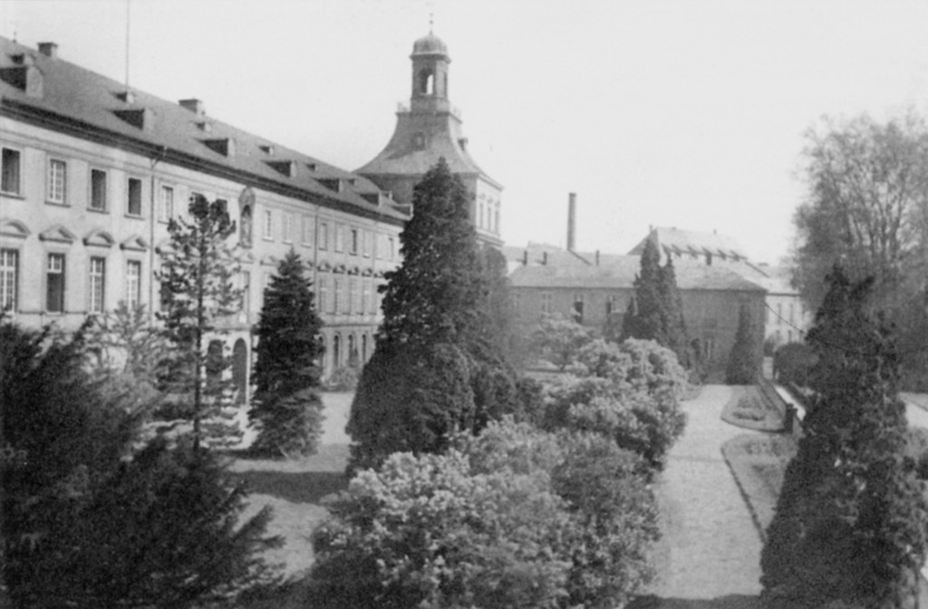 Hofgartenflügel des kurfürstlichen Schlosses Bonn vor der Zerstörung im Zweiten Weltkrieg (ohne Jahr)