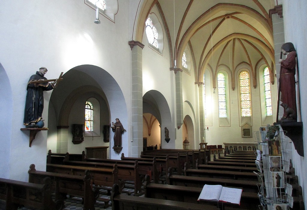 Klosterkirche Seligenthal bei Siegburg: Innenansicht in Richtung des Altarraumes (2016).