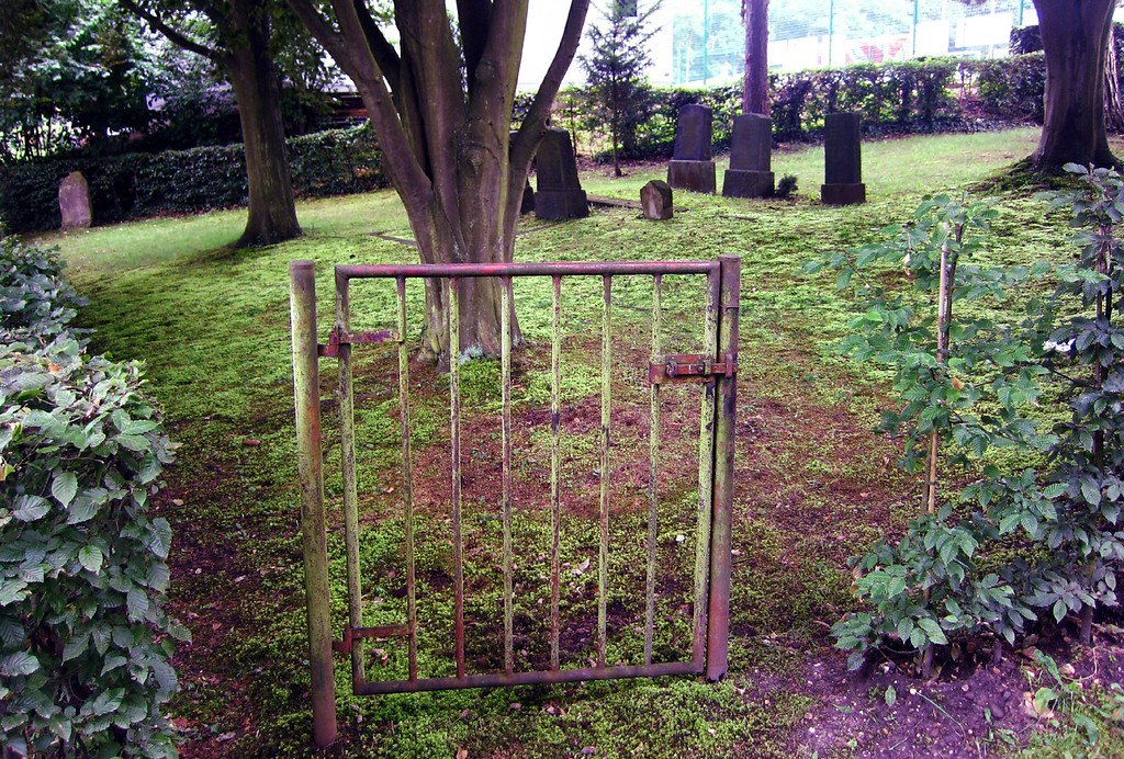 Die "verschlossene" Eingangspforte zum Judenfriedhof Matthias-Claudius-Weg in Bornheim-Walberberg (2013)
