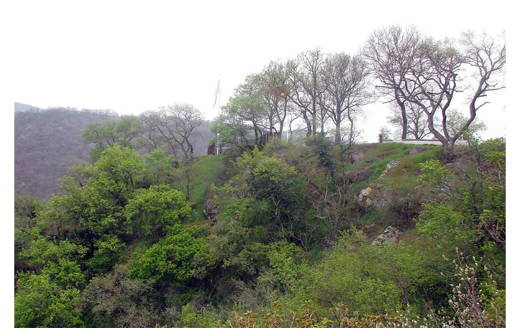 Loreleyplateau: Blick von Süden auf den Aussichtpunkt auf dem oberen Teil des sagenumwobenen Felssporns der Loreley (2021).