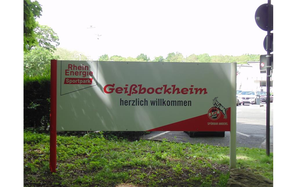 Willkommensschild auf dem Parkplatz des Geißbockheims in Köln-Sülz (2021).