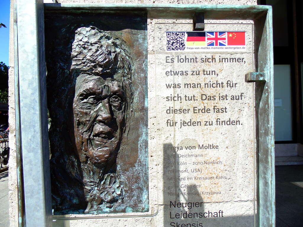 Detailansicht der Glasstele an der südöstlichen Ecke des heutigen Deichmannhauses zu Ehren der Widerstandskämpferin gegen den Nationalsozialismus Freya Gräfin von Moltke, geb. Deichmann, die am 29. März 1911 im vormaligen "Palais Deichmann" geboren wurde (2020).