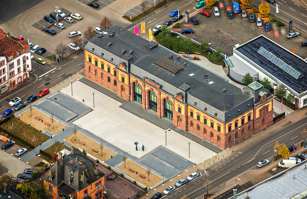 Luftaufnahme des Forums Alte Post in Pirmasens. Vor dem Gebäude liegt der Joseph-Krekeler-Platz (2016).