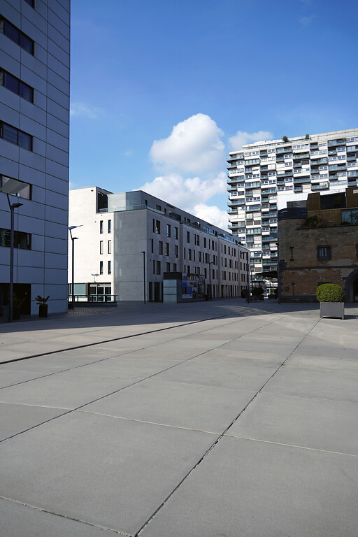Moderne und historische Architektur ergänzt sich im Rheinauhafen in Köln-Altstadt-Süd auf eine harmonische Art und Weise (2021).