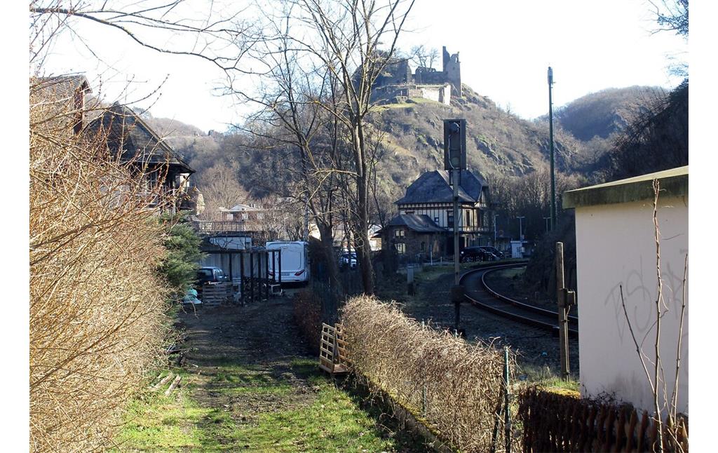 Blick über den ehemaligen Bahnhof und jetzigen Haltepunkt Altenahr in Richtung der Burgruine Are (2021).