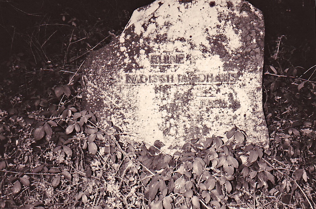 Ritterstein Nr. 242 Ruine Badisch Jagdhaus an der L 496 beim Heltersberg (1993)
