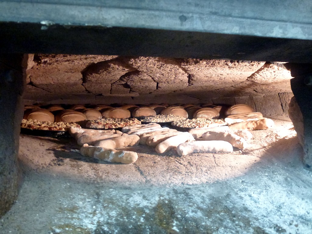 Gebackenes Brot im Ofen des Backes im Gemeindehaus Halsenbach (2014)