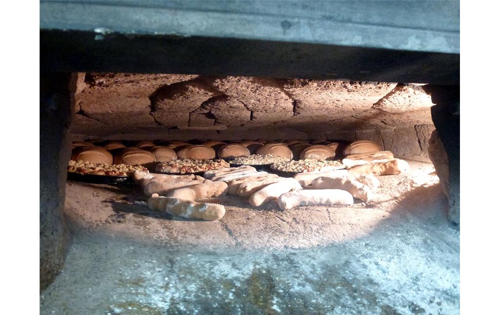 Gebackenes Brot im Ofen des Backes im Gemeindehaus Halsenbach (2014)