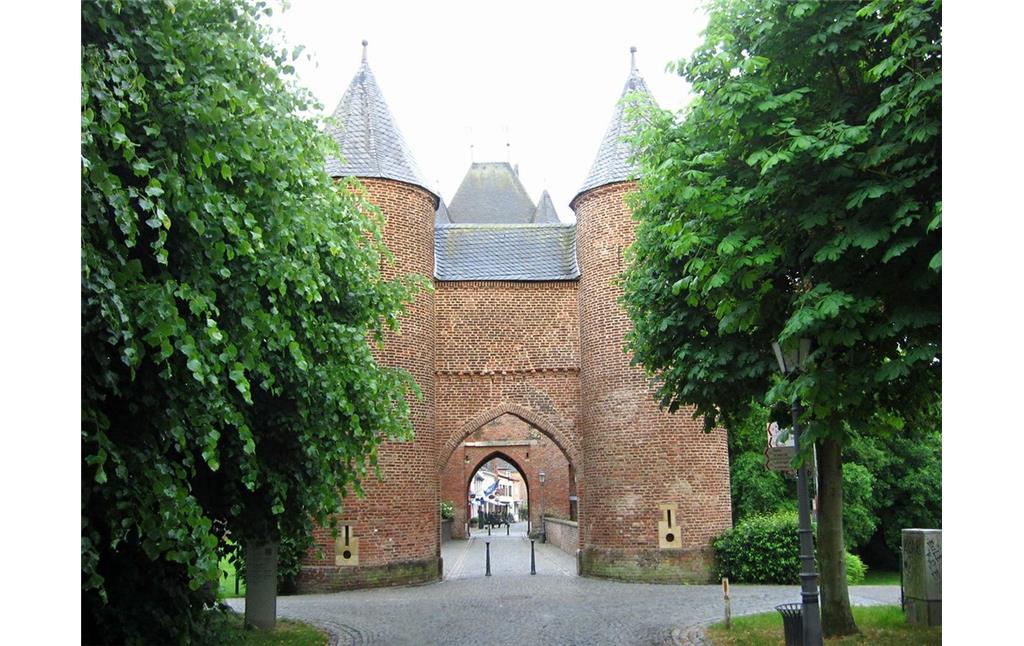 Äußerer Torbau des 1393 erbauten Doppeltors "Klever Tor" in Xanten von der stadtäußeren Seite aus (2013)