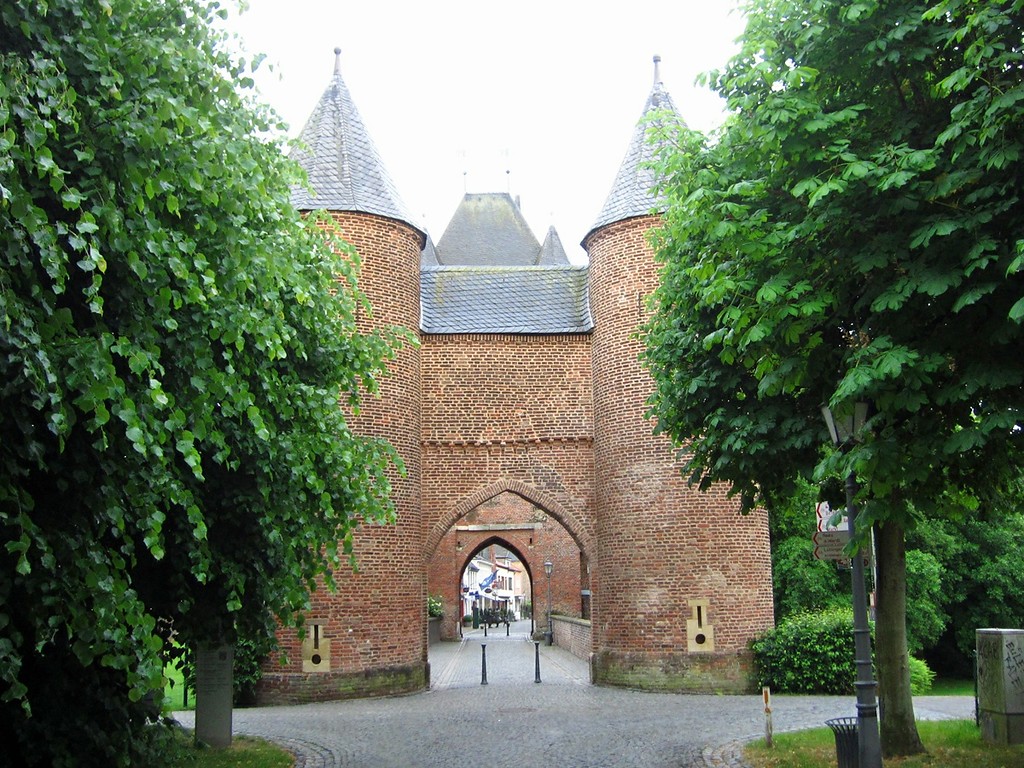 Äußerer Torbau des 1393 erbauten Doppeltors "Klever Tor" in Xanten von der stadtäußeren Seite aus (2013)