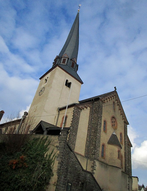 Pfarrkirche Sankt Pankratius in Kaisersesch mit dem schiefen Kirchturm (2015).