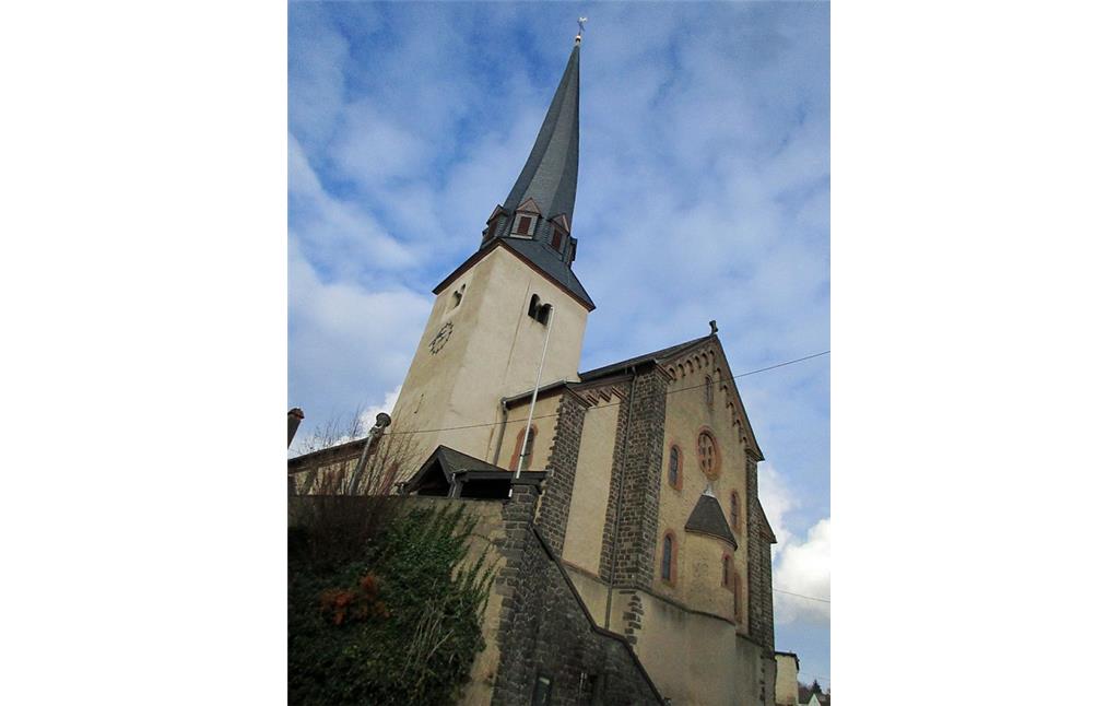 Pfarrkirche Sankt Pankratius in Kaisersesch mit dem schiefen Kirchturm (2015).