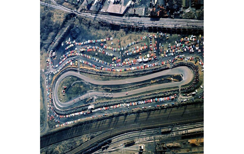 Luftaufnahme des "Almaring" genannten Motodroms in Gelsenkirchen-Ückendorf in südliche Blickrichtung (um 1981).