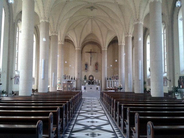 Chorraum (mit Kirchenbänken, Altar und Deckengewölbe) der katholische Pfarrkirche St. Servatius in Güls in Koblenz (2014).