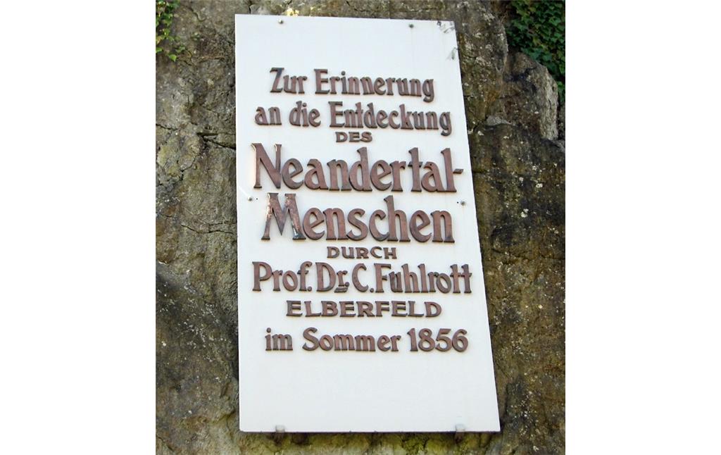 Erinnerungstafel zur Entdeckung des Neandertalers im Jahr 1856; an der Felsformation "Rabenstein" am Zugang zum Fundort des Neandertaler-Fossils (2015).