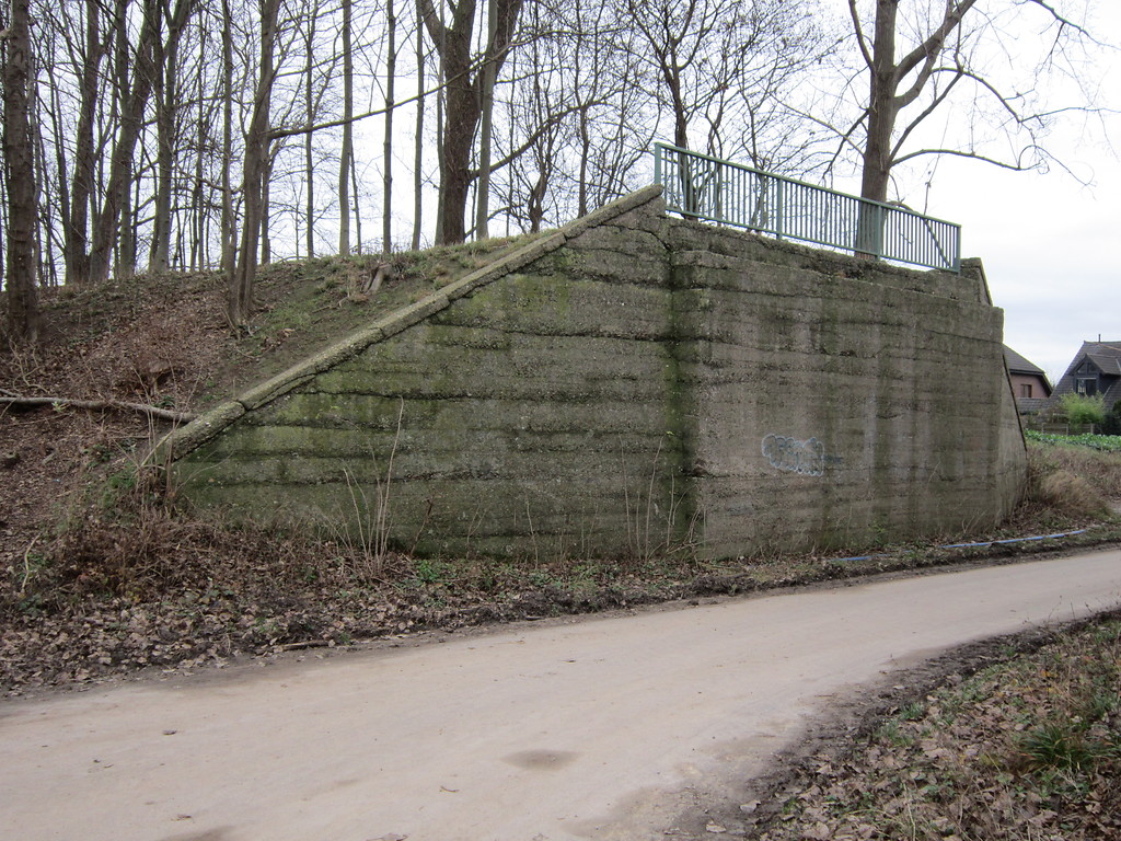 Eine nicht fertig gestellte Brücke des Bahndamms der strategischen Eisenbahnlinie beim Hermeshof bei Rommerskirchen (2011).