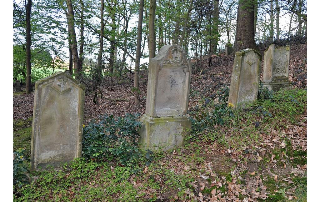Grabsteine auf dem jüdischen Friedhof "Bönninghardter Heide" im Xantener Weg bei Issum (2016).