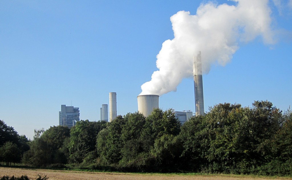 Das Braunkohlenkraftwerk Frimmersdorf I und II aus östlicher Richtung im Bereich Sandberg / Welchenberg (2014)