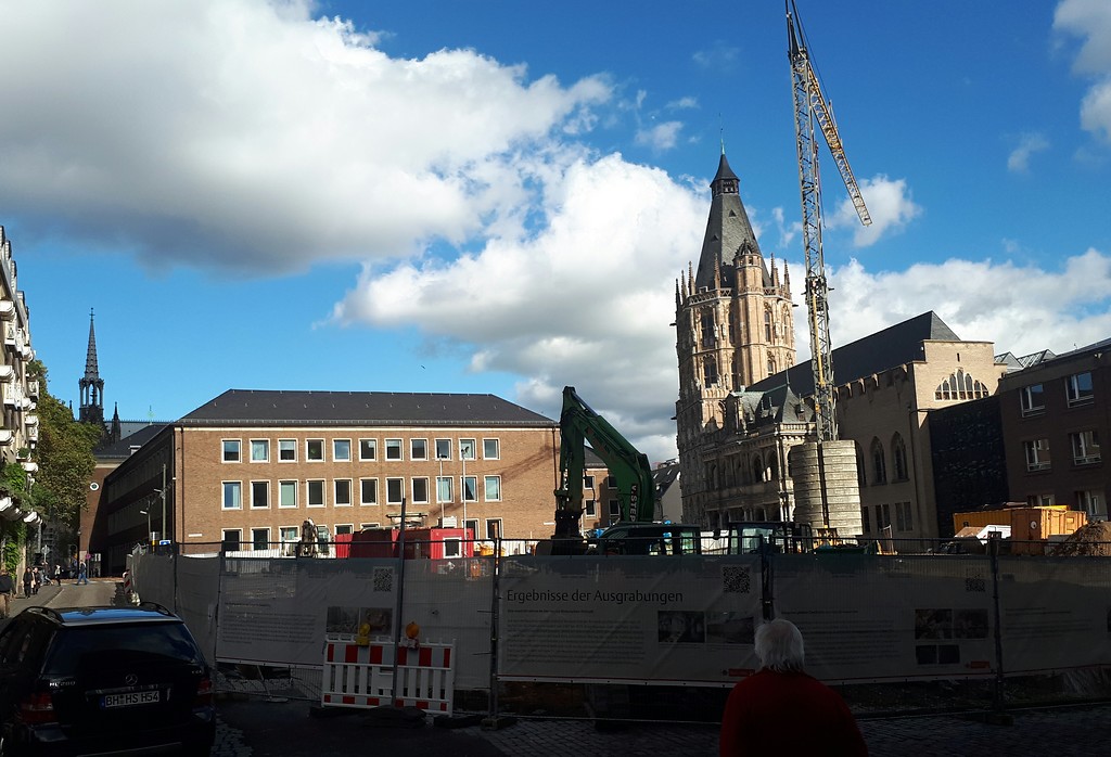 Blick auf die Baustelle der Archäologischen Zone auf dem Kölner Rathausplatz, links im Bild der "Spanische Bau" des Rathauses und rechts der Rathausturm (2017)