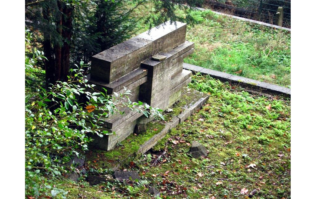 Einzelner Grabstein auf dem jüdischen Friedhof am Pastoratsberg in Werden (2011).