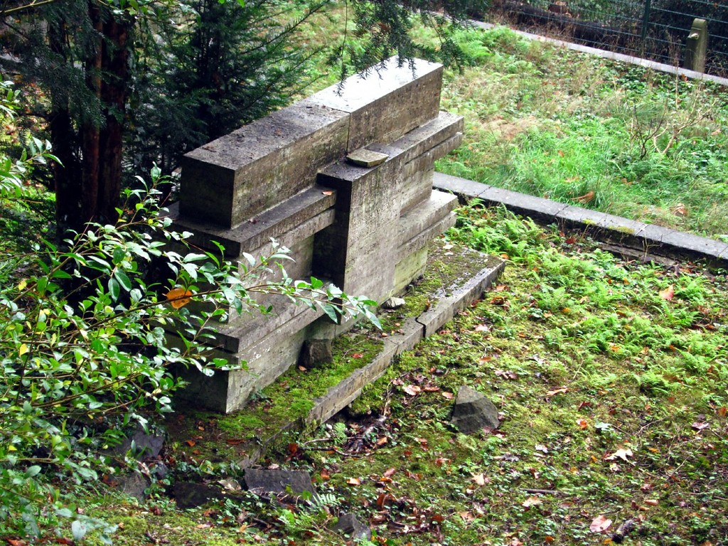 Einzelner Grabstein auf dem jüdischen Friedhof am Pastoratsberg in Werden (2011).