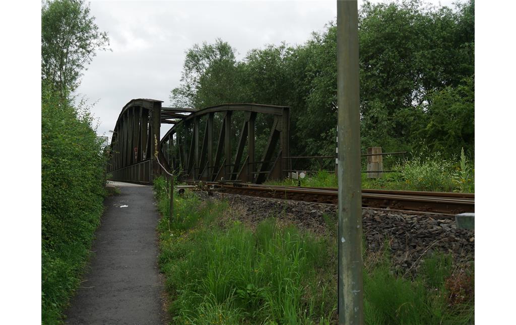 Nordaufgang zum Fußweg an der Eisenbahnbrücke bei Limburg-Staffel (2017)