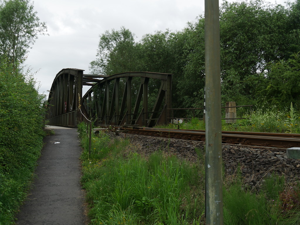 Nordaufgang zum Fußweg an der Eisenbahnbrücke bei Limburg-Staffel (2017)