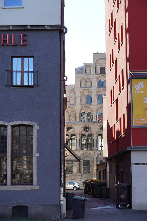 Die Frontansicht des Overstolzenhauses in Köln durch eine Häuserschlucht (2023)