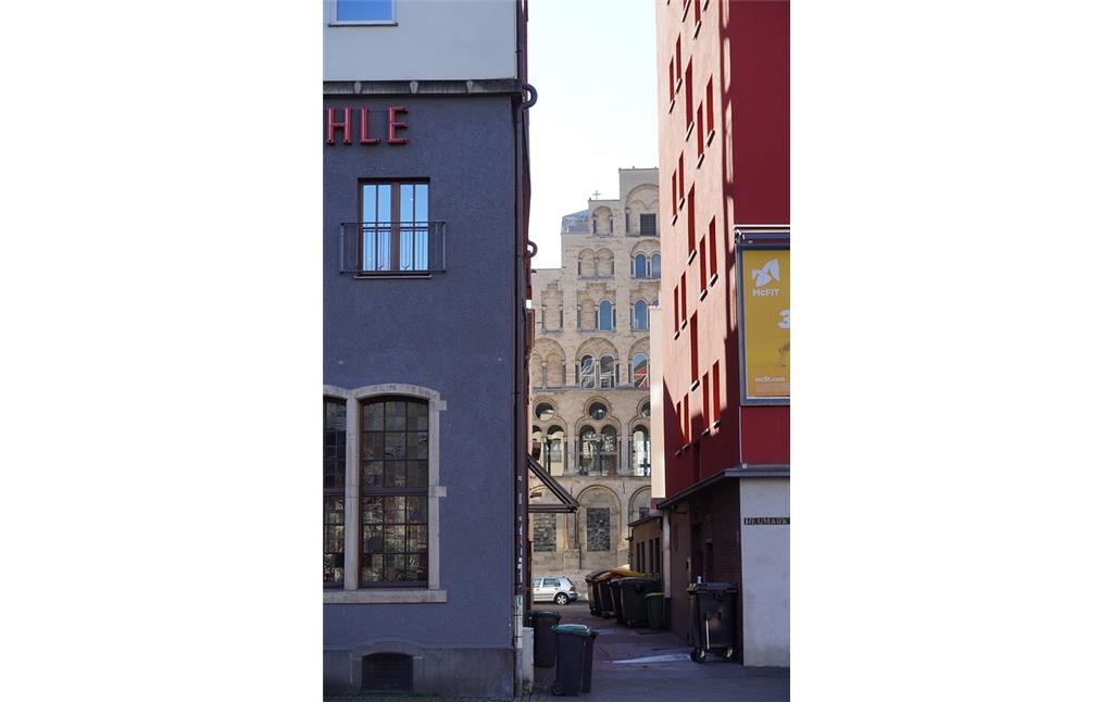 Die Frontansicht des Overstolzenhauses in Köln durch eine Häuserschlucht (2023)