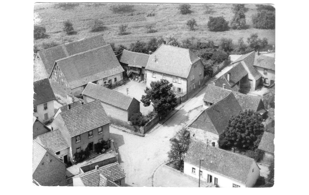 Luftaufnahme des Dreiseithofs Hauptstraße 28 in Weitersweiler aus den 1960er Jahren
