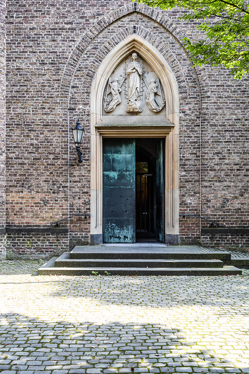 Eingang zur Kirche Sankt Heinrich und Kunigund am Schillplatz in Köln-Nippes (2021)