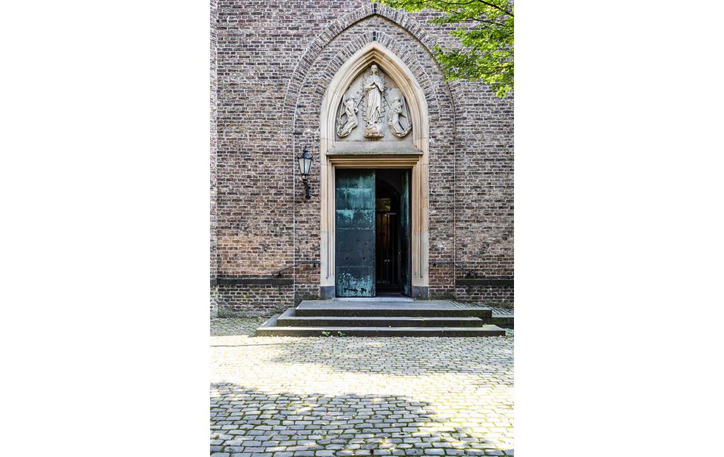 Eingang zur Kirche Sankt Heinrich und Kunigund am Schillplatz in Köln-Nippes (2021)