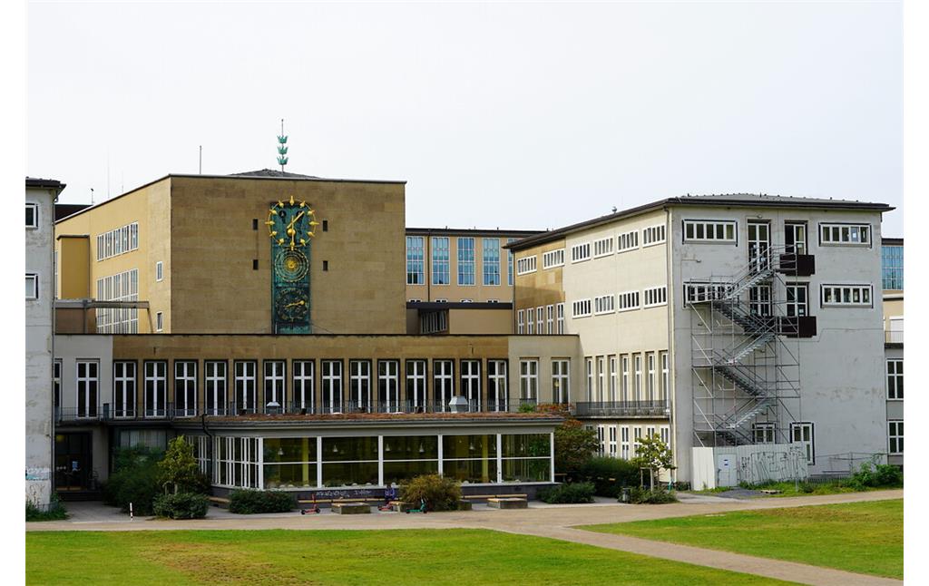 Rückwärtige Ansicht des Hauptgebäudes der Universität zu Köln in Lindenthal (2021). Es wird zur Zeit renoviert.