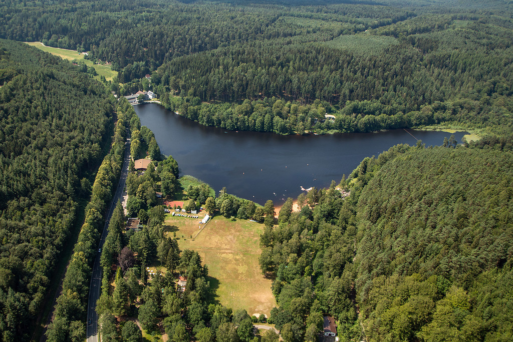 Luftaufnahme des Gelterswoogs mit Blick in Richtung Süden. Am südöstlichen Ufer ist das "Seehotel Gelterswoog" zu erkennen. Im westlichen Teil des Gelterswoogs befindet sich der Zufluss (2018).