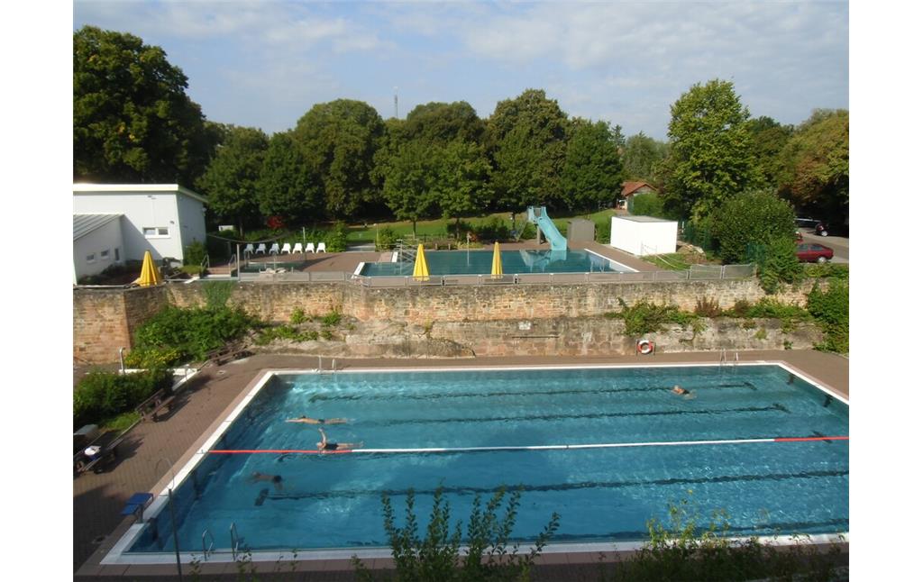 Schwimmbad auf Burgruine Altleiningen (2021)