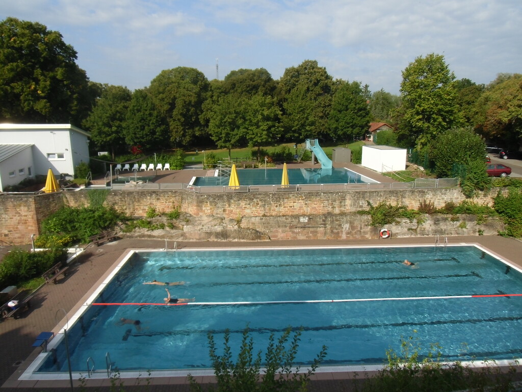 Schwimmbad auf Burgruine Altleiningen (2021)
