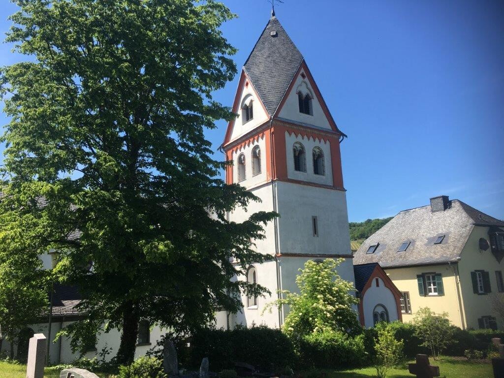 Außenaufnahme der Katholischen Pfarrkirche Sankt Martinus in Koblenz-Lay