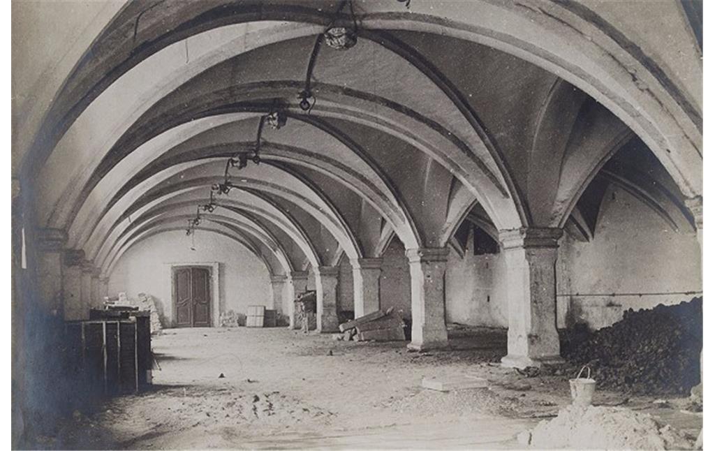 Das Erdgeschoss des Zeughauses in Köln-Neustadt-Nord während des Umbaus für das Finanzamt (1920).