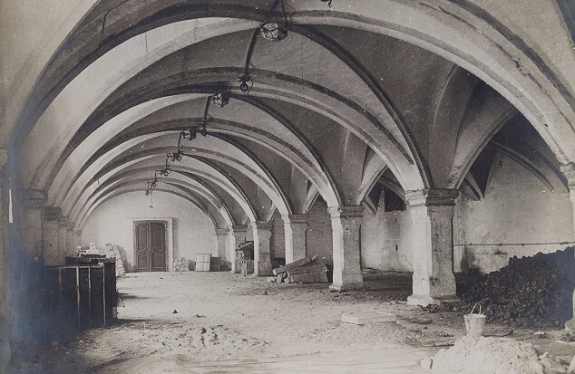 Das Erdgeschoss des Zeughauses in Köln-Neustadt-Nord während des Umbaus für das Finanzamt (1920).