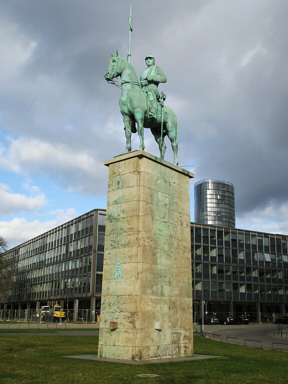 Das Kürassier-Denkmal bzw. "Lanzenreiter"-Denkmal des Kürassier Regiments Nr. 8 in Köln-Deutz nach seiner 2018 abgeschlossenen Sanierung (2022), im Hintergrund das LVR-Landeshaus und das Hochhaus KölnTriangle.